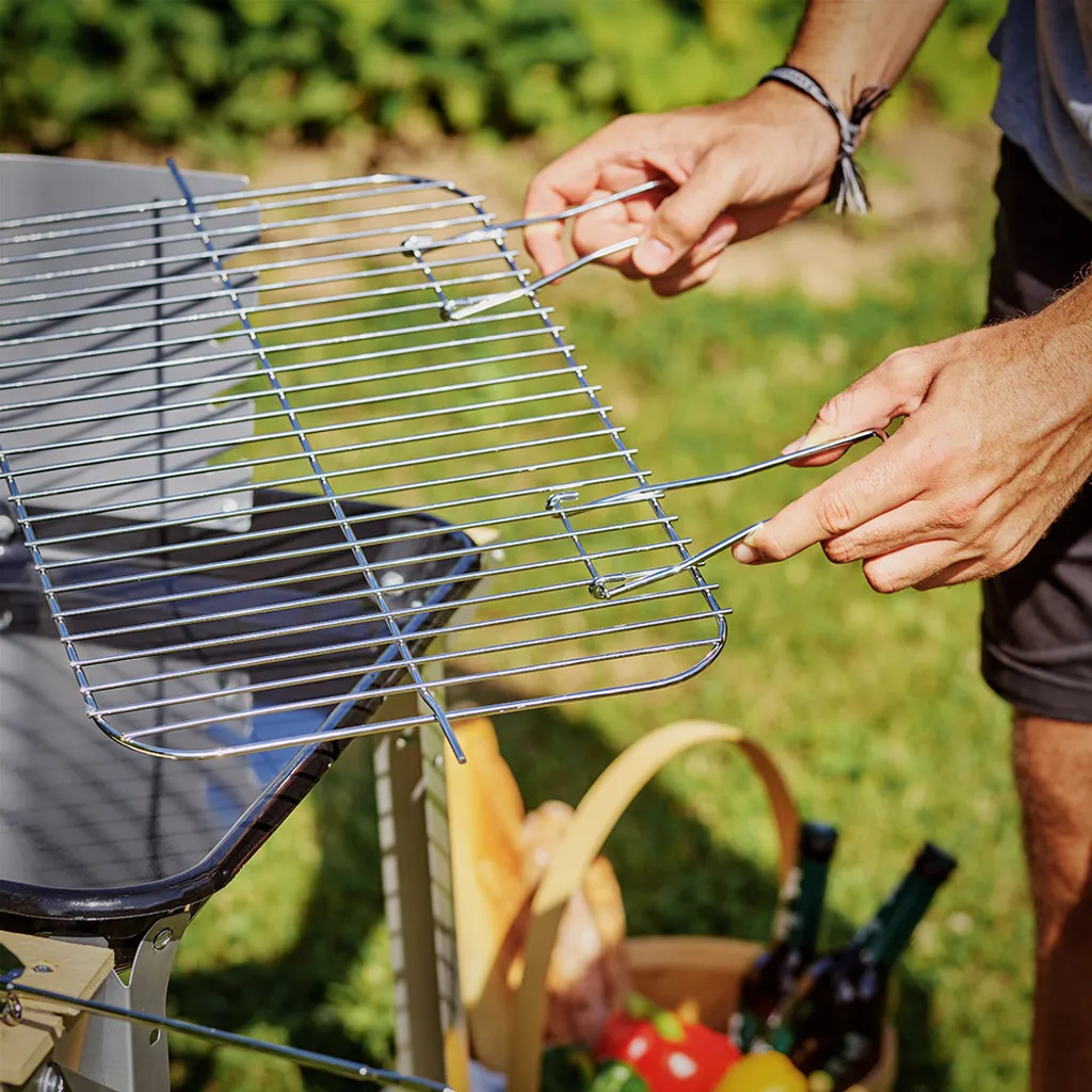 Grillwagen Holzkohlegrill BBQ Grill Inkl. Räder Ablagen Grillspieß Windschutz Garten Terrasse Campingrill Fahrbar 5 Grillwagen Holzkohlegrill BBQ Grill Inkl. Räder Ablagen Grillspieß Windschutz Garten Terrasse Campingrill Fahrbar – Bild 3