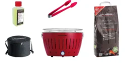 LotusGrill Starter-Set Classic 1x Grill Feuerrot Mit USB-Anschluß, 1x Buchenholzkohle 2,5 Kg, 1x Brennpaste 200ml, 1x Würstchenzange (Farbe Nach Vorrat), 1x Transport-Tragetasche - Der Raucharme Holzkohlegrill