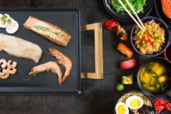 Bestron Elektrischer Tischgrill, XXXL Plancha-/Teppanyaki-Grillplatte Mit Antihaftbeschichtung, Grillspaß Für Bis Zu 10 Personen, Extra Lange Grillfläche, 2.000 Watt, Farbe: Schwarz 16 Bestron Elektrischer Tischgrill, XXXL Plancha-/Teppanyaki-Grillplatte Mit Antihaftbeschichtung, Grillspaß Für Bis Zu 10 Personen, Extra Lange Grillfläche, 2.000 Watt, Farbe: Schwarz -Tepro Verkäufe 2024 248239051cc68d7060223feb7911033b