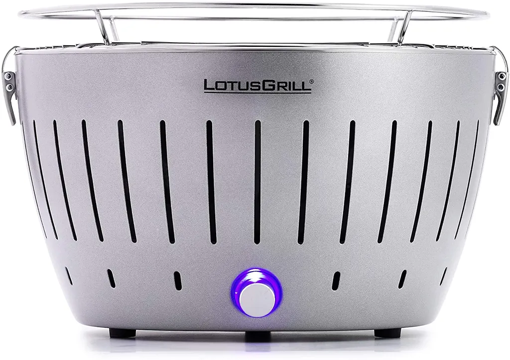 LotusGrill Starter-Set Classic 1x Grill Silber Metallic Mit USB-Anschluß, 1x Buchenholzkohle 2,5kg, 1x Brennpaste 200ml, 1x Würstchenzange (Farbe Nach Vorrat), 1x Transport-Tragetasche 5 LotusGrill Starter-Set Classic 1x Grill Silber Metallic Mit USB-Anschluß, 1x Buchenholzkohle 2,5kg, 1x Brennpaste 200ml, 1x Würstchenzange (Farbe Nach Vorrat), 1x Transport-Tragetasche – Bild 3