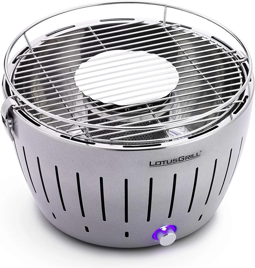 LotusGrill Starter-Set Classic 1x Grill Silber Metallic Mit USB-Anschluß, 1x Buchenholzkohle 2,5kg, 1x Brennpaste 200ml, 1x Würstchenzange (Farbe Nach Vorrat), 1x Transport-Tragetasche 4 LotusGrill Starter-Set Classic 1x Grill Silber Metallic Mit USB-Anschluß, 1x Buchenholzkohle 2,5kg, 1x Brennpaste 200ml, 1x Würstchenzange (Farbe Nach Vorrat), 1x Transport-Tragetasche – Bild 2