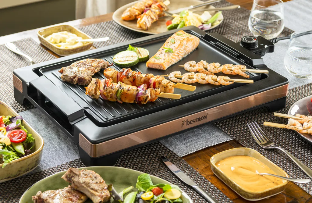 Bestron Elektrischer Tischgrill, Teppanyaki Mit Herausnehmbarer Grillplatte & Zwei Grilloberflächen, Antihaftbeschichtet, 2.000 Watt, Farbe: Schwarz/Kupfer 4 Bestron Elektrischer Tischgrill, Teppanyaki Mit Herausnehmbarer Grillplatte & Zwei Grilloberflächen, Antihaftbeschichtet, 2.000 Watt, Farbe: Schwarz/Kupfer – Bild 2