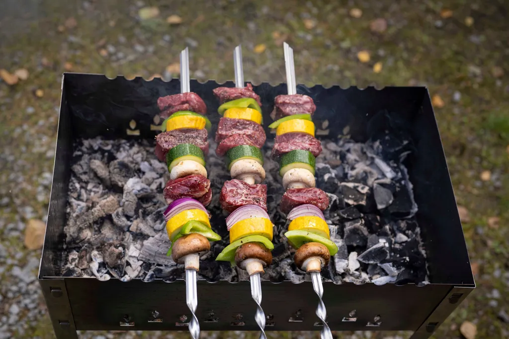 MUSTANG Schaschlik Grill | Holzkohlegrill | Gartengrill 50x30x50cm | Inkl. 6 Spieße 5 MUSTANG Schaschlik Grill | Holzkohlegrill | Gartengrill 50x30x50cm | Inkl. 6 Spieße – Bild 3